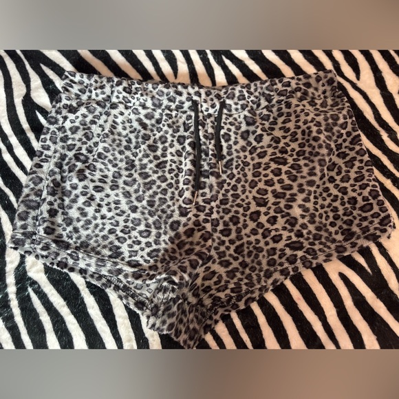 ROMWE Gray Leopard Print Shorts - Picture 1 of 2